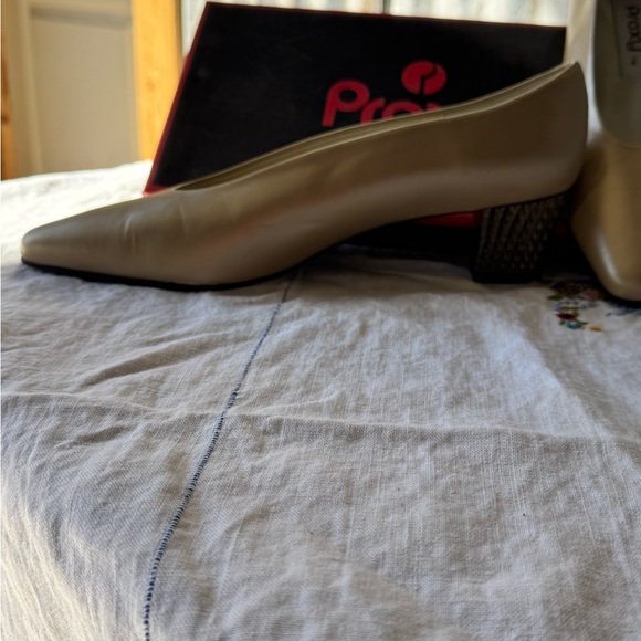 Vintage Proxy Women\'s Gold Flats